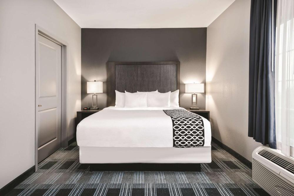 One-Bedroom King Suite - Non-Smoking interior